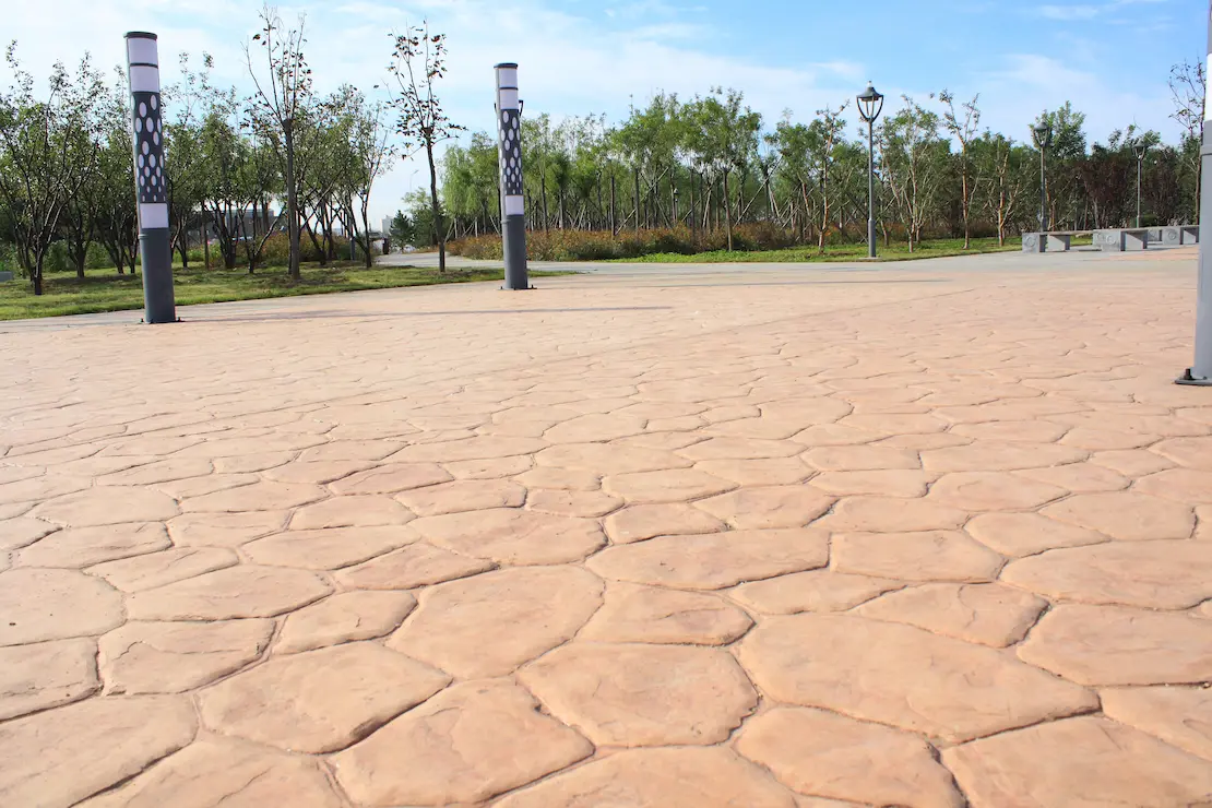 Zone de repos d'une université avec un sol en béton imprimé à Besancon